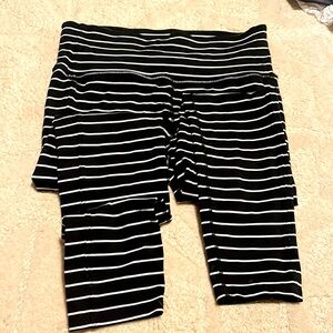 Cropped black and white Athleta leggings 23” inseam